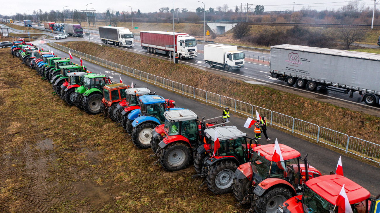 Kitartanak a tiltakozó lengyel gazdák