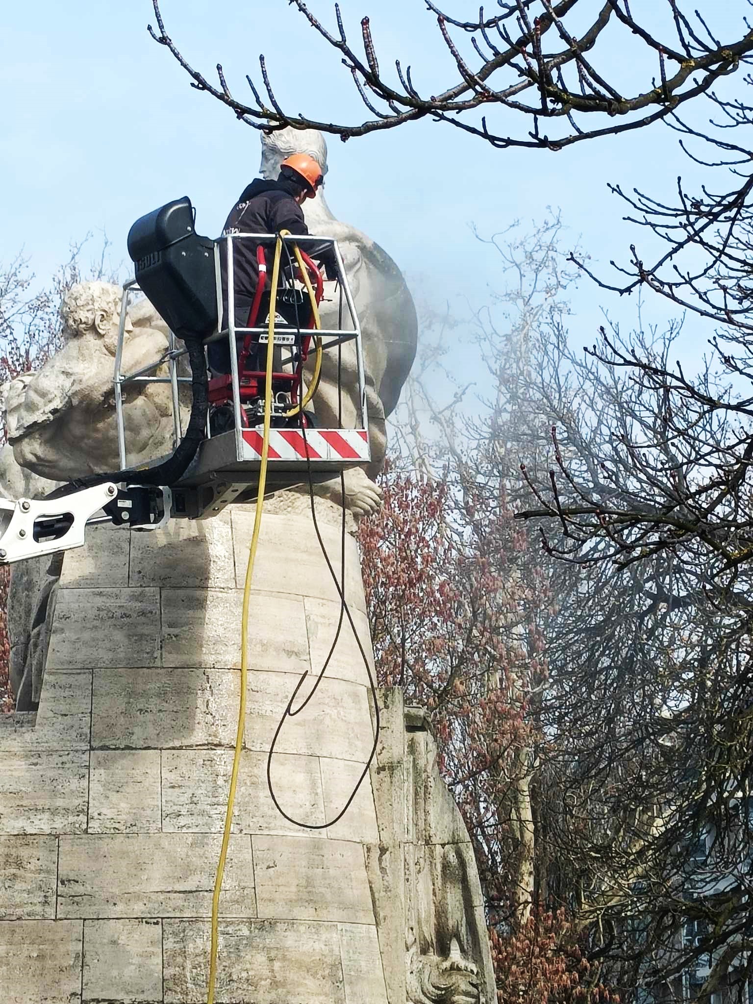 Tavaszi karbantartás a Kossuth téren