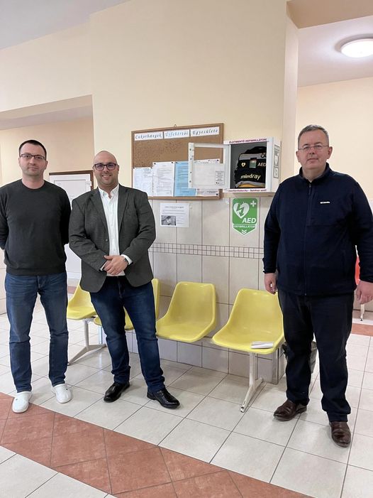 Automata defibrillátor az újfehértói orvosi rendelőben