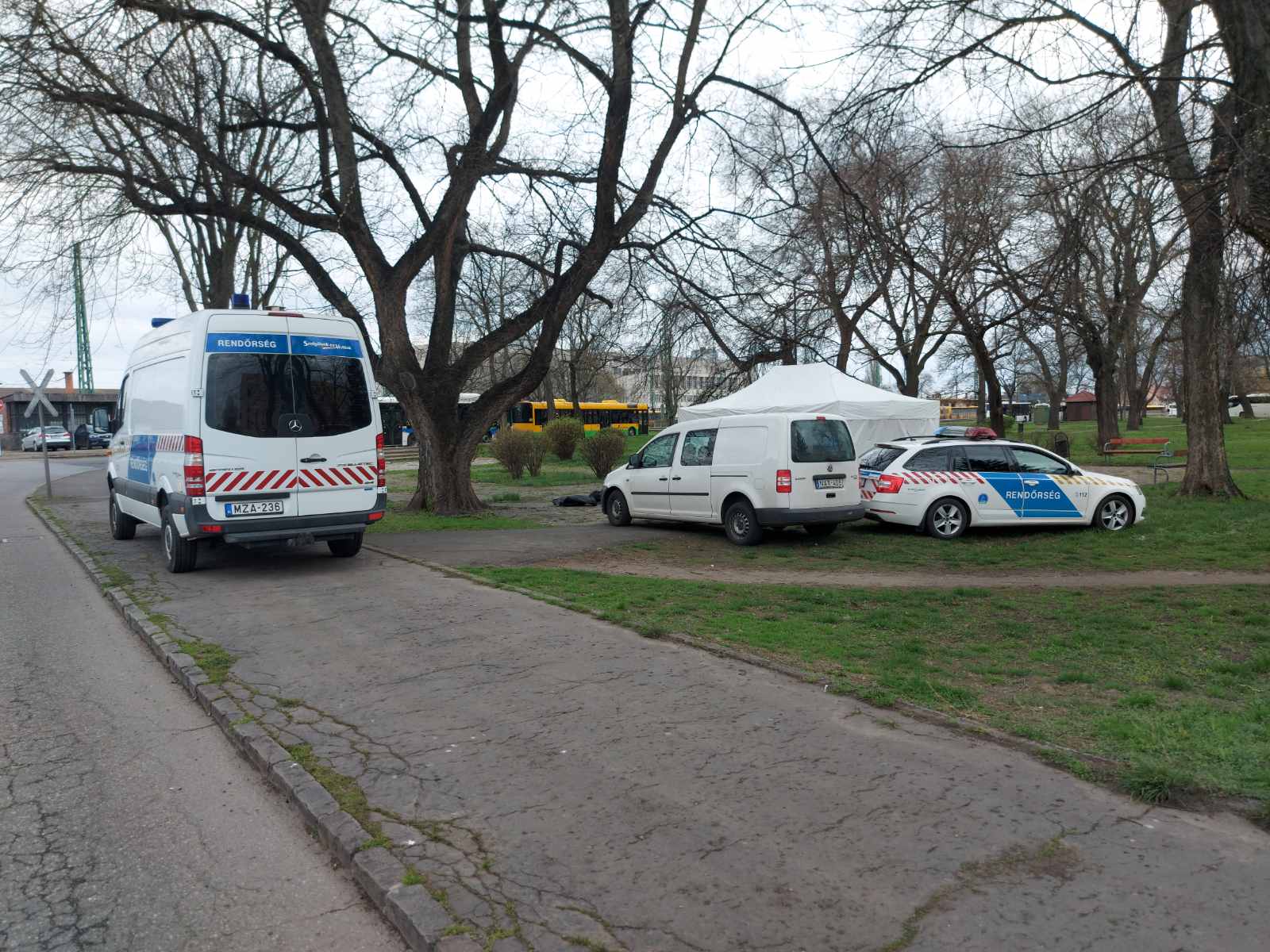 Holttestet találtak a Petőfi téren