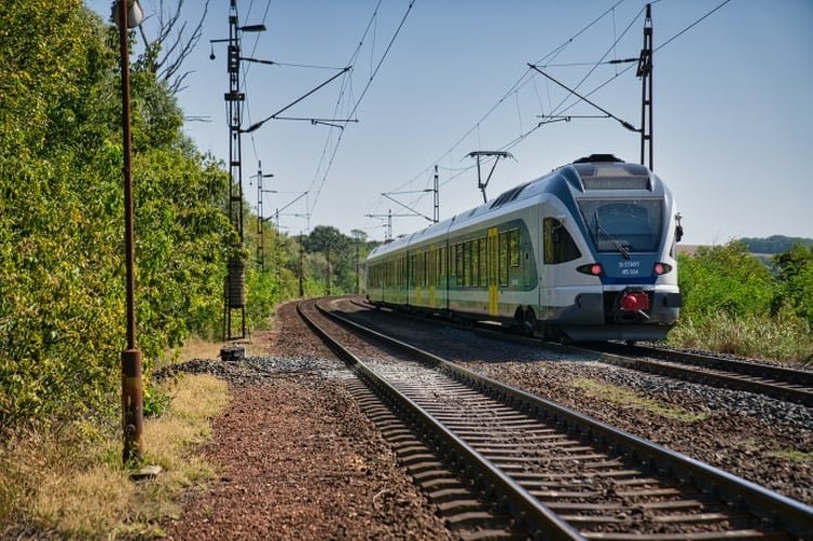 Pályafelújítások és menetrendi módosítások a vasútvonalakon