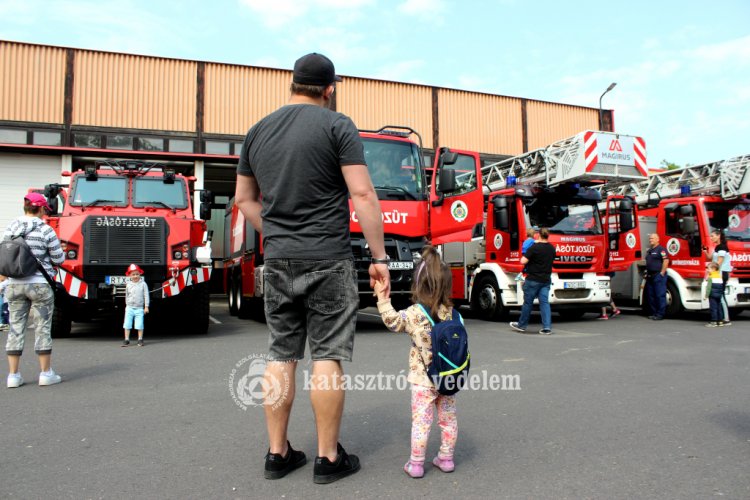 Idén is megnyílnak a tűzoltó laktanyák gyereknapon