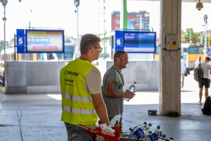 Vizet osztanak a vasútállomásokon