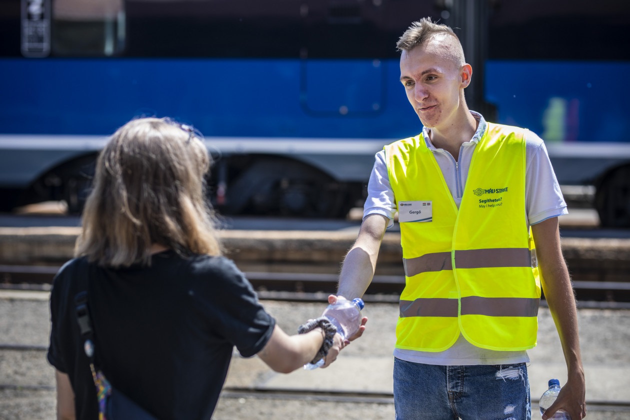 Nyíregyházán is palackozott vizet kapnak az utasok