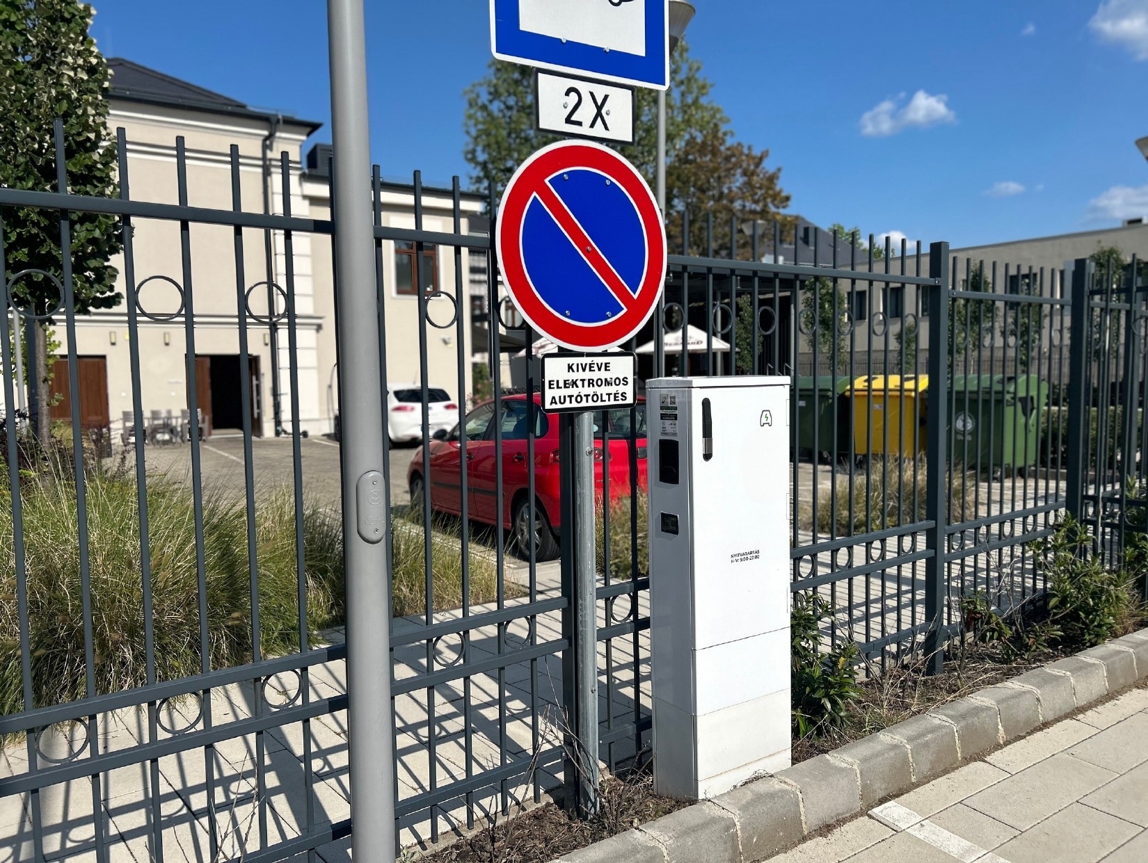 Már elektromos autótöltő-állomás is elérhető a Szindbád parkolójában