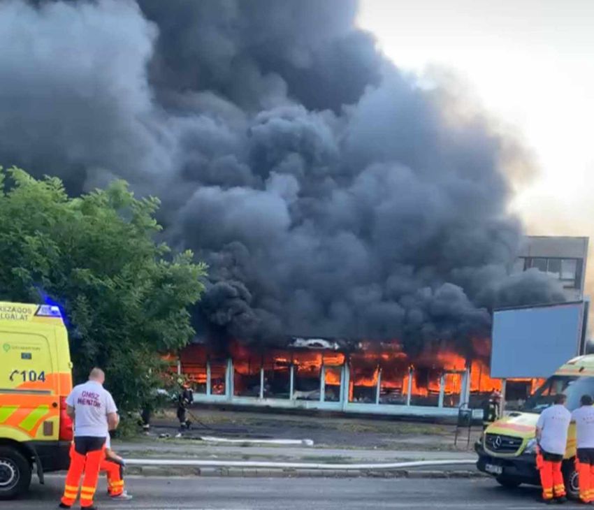 Kimentettek egy embert a tűzoltók a nyíregyházi tűzből