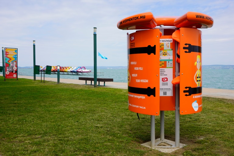 Már kilenc mentőmellény állvány segíti a Balatonban fürdőző gyerekeket