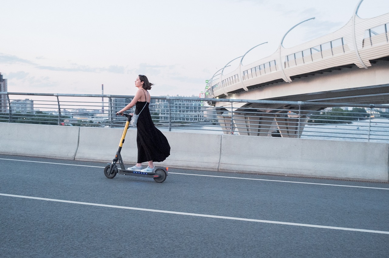 Általános városi közlekedési eszközzé válik az elektromos roller