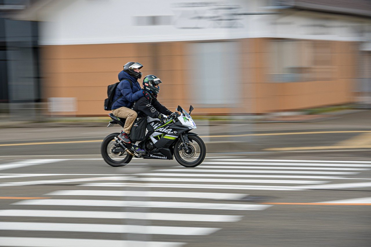 Védőkesztyűt és bokát védő cipőt is előrína az új KRESZ a motorosoknak