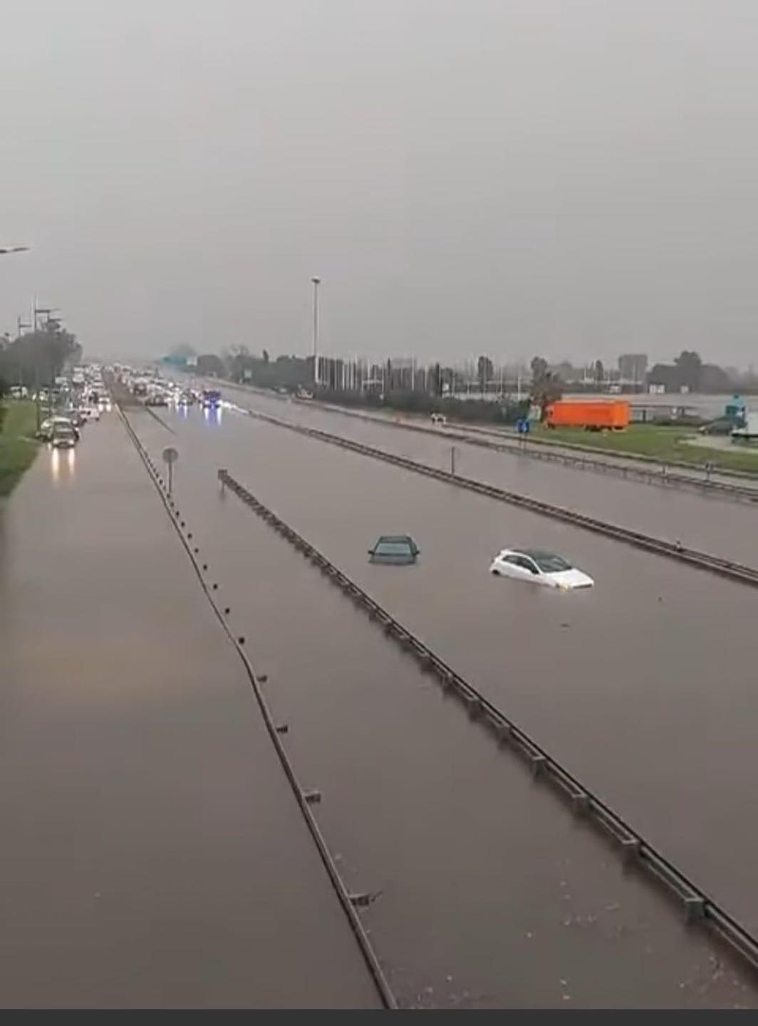 Járatokat töröltek és iskolákat zártak be Spanyolországban