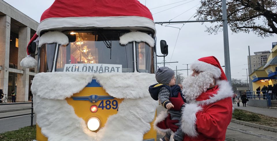 A Télapó ruhába bújt Mikulás villamos várja a kisgyermekes családokat