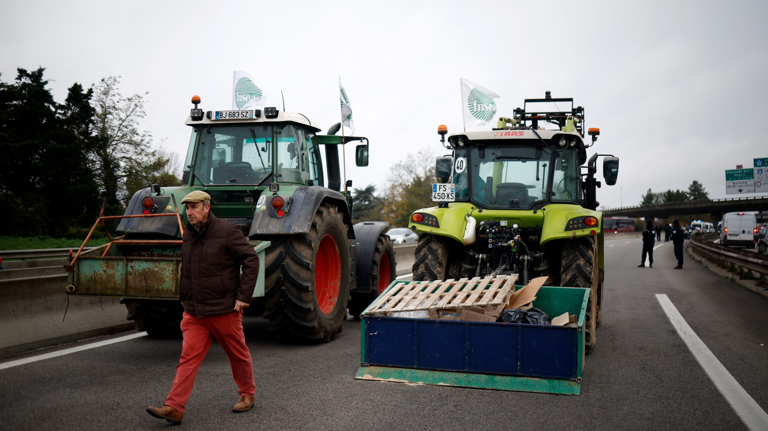 Traktorokkal tiltakoznak a francia gazdák