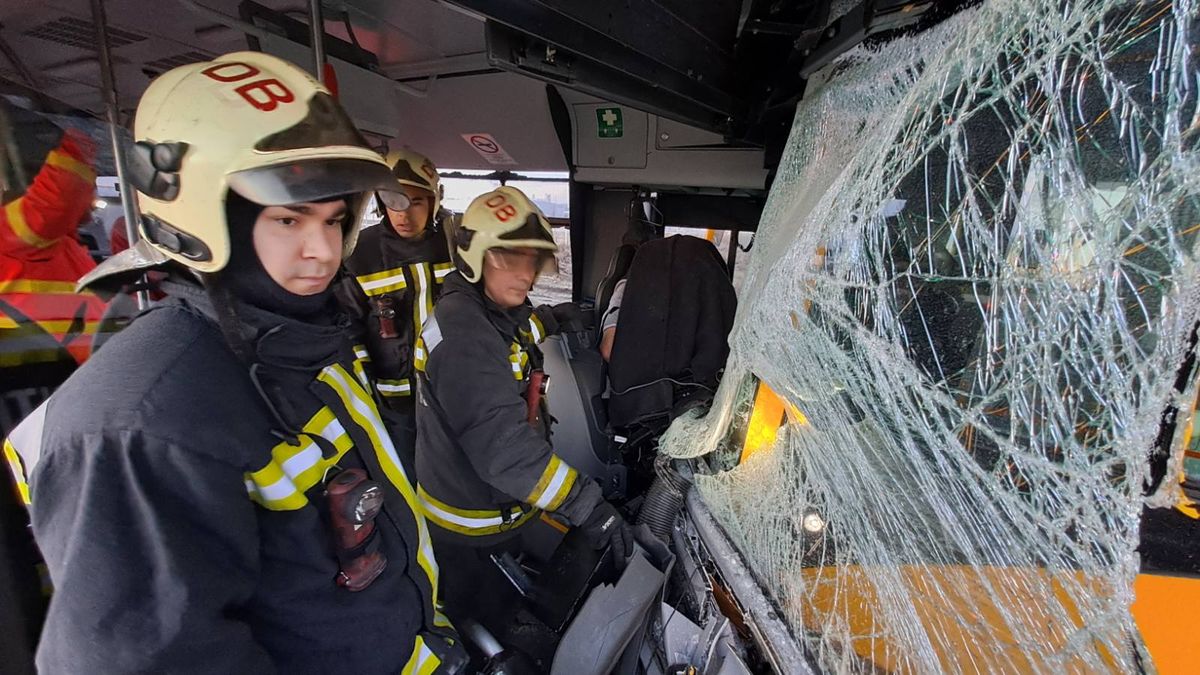 Két busz ütközött Debrecennél – többen megsérültek. 