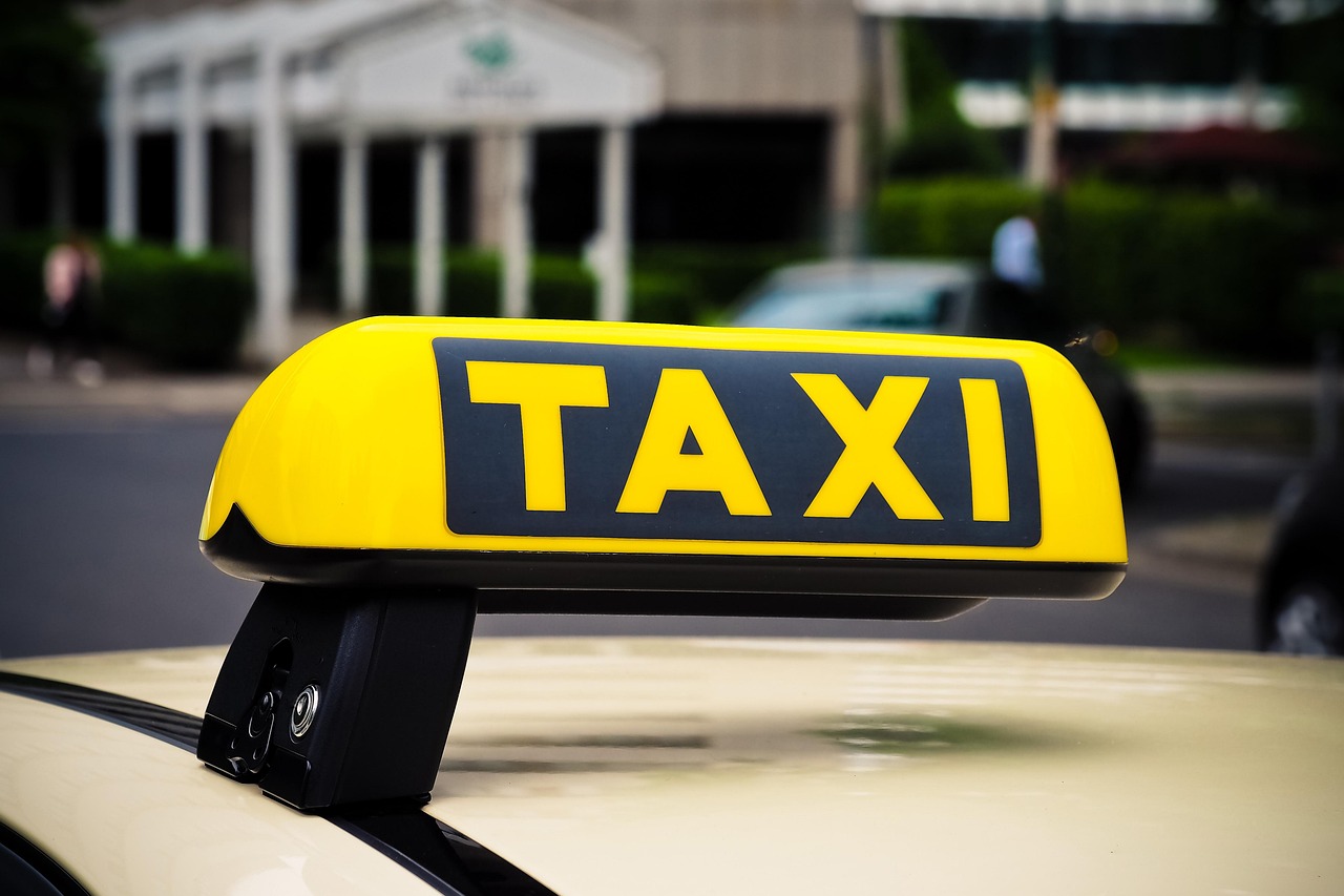 Illegális határátlépőket csempészett három taxis