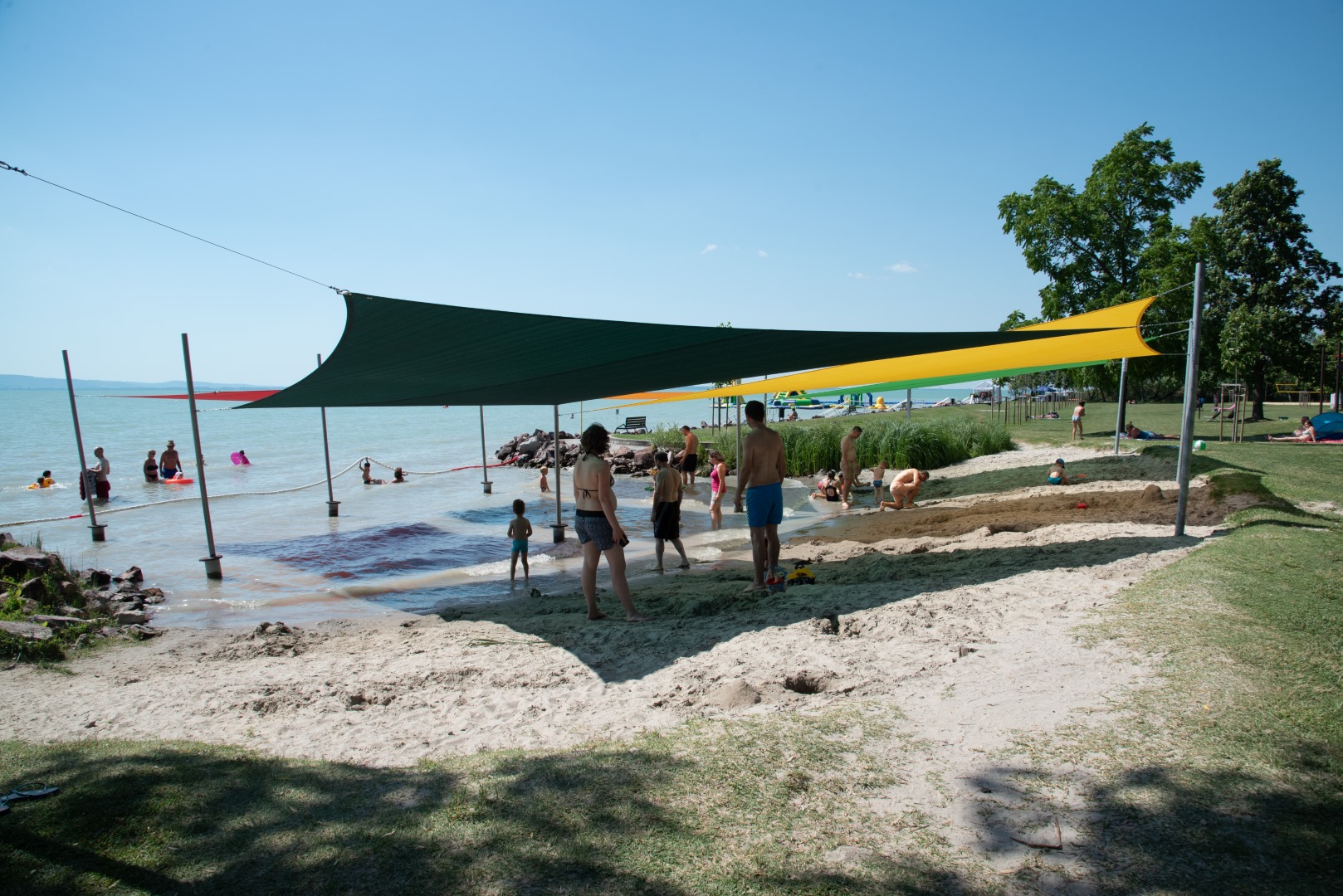 Mentősök mentettek életet strandolás közben