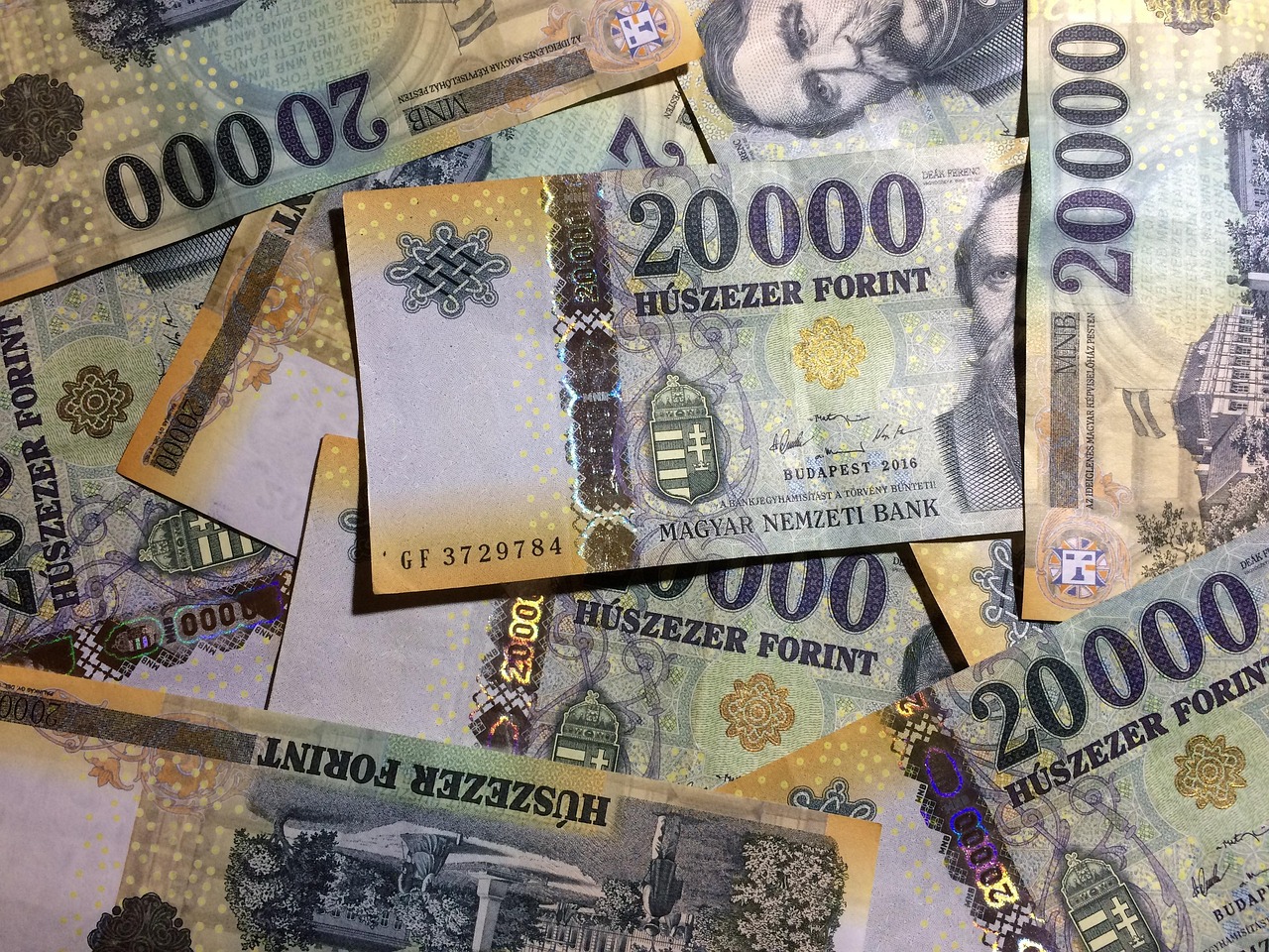 Évi egymillió forintos lakhatási támogatást kaphatnak a közszolgálati dolgozók