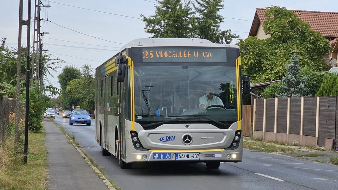 Terelőútvonalon a 25-ös autóbusz és a 90Y-os éjszakai járat