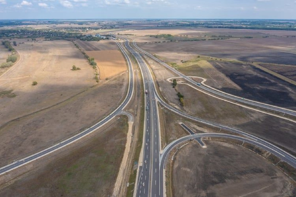 Újabb lépést tettek a 4-es főút szakaszának négysávosításáért.