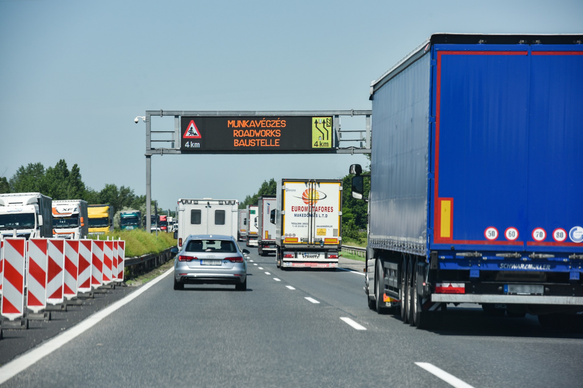 Időszakosan feloldják a hétvégi kamionstopot