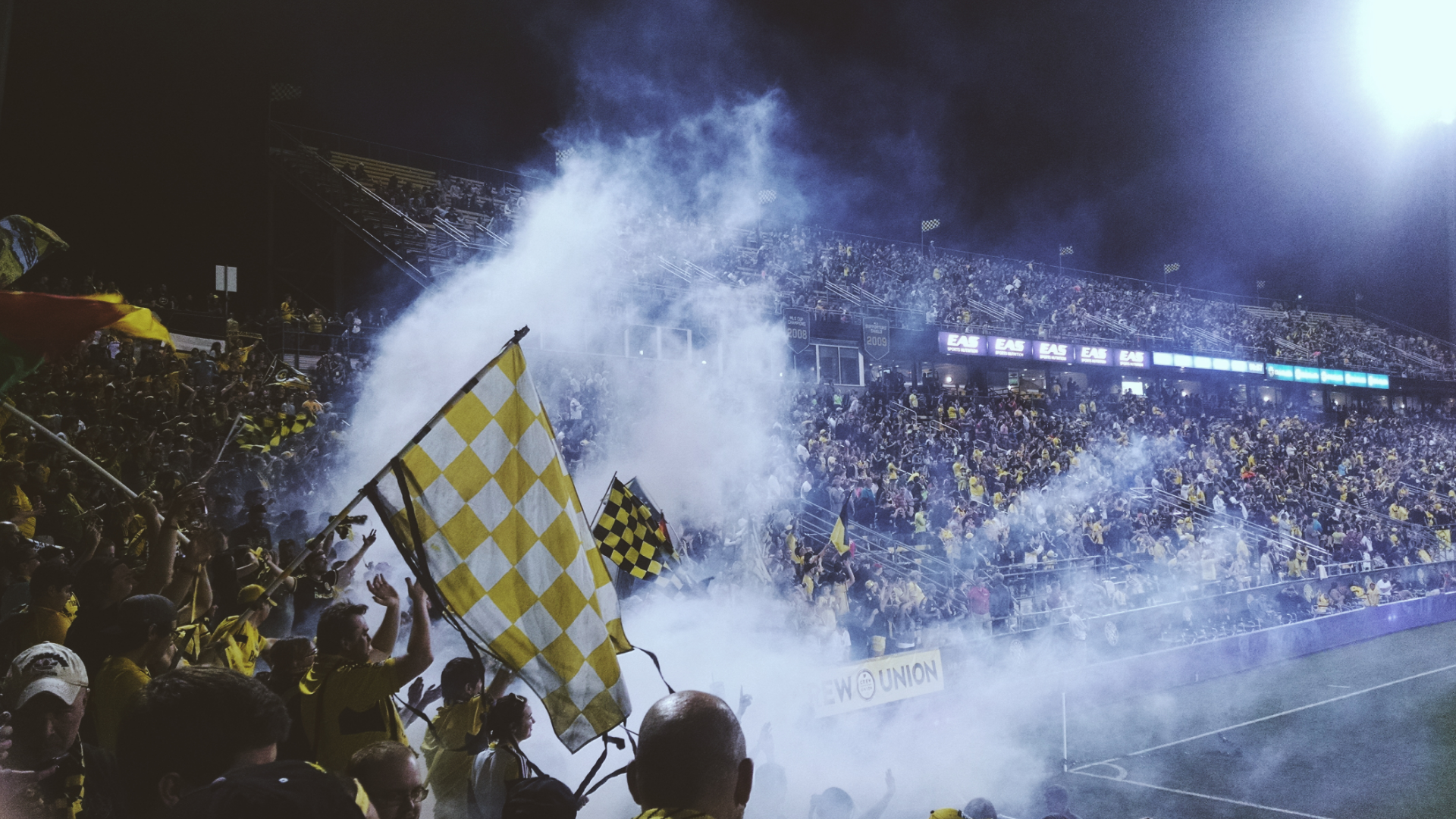 Több mint félezer huligán verekedett össze szombatról vasárnapra virradó éjjel Dortmund közelében.