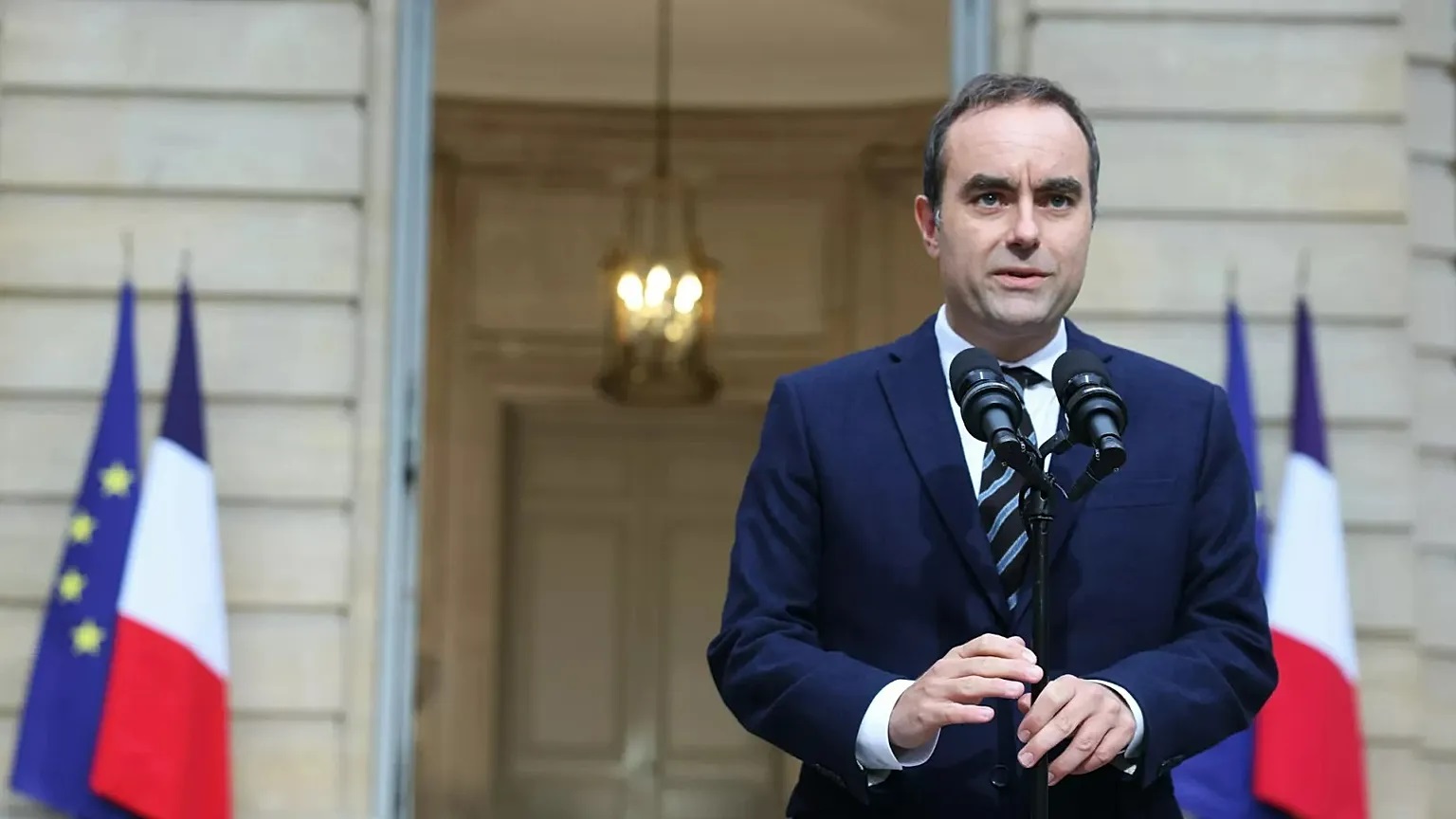 Kevesebb mint egy hónap után távozik hivatalából a francia kormányfő