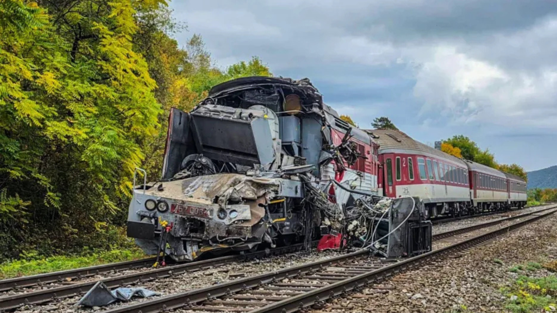 Két személyvonat ütközött Szlovákiában, több mint száz sérült