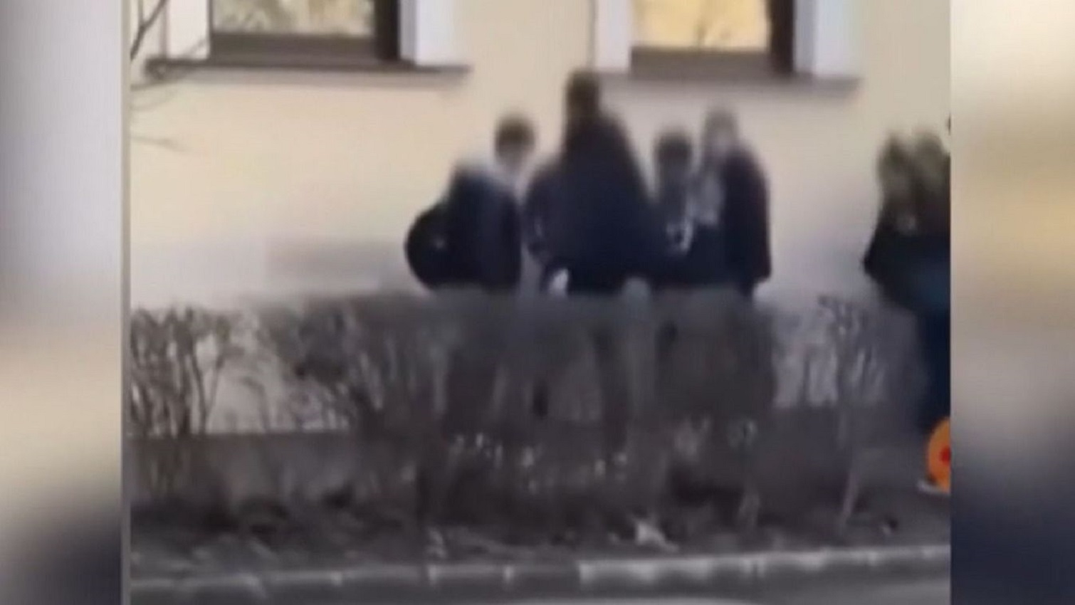 A cipőjüket is megcsókoltatták a megalázott fiatallal