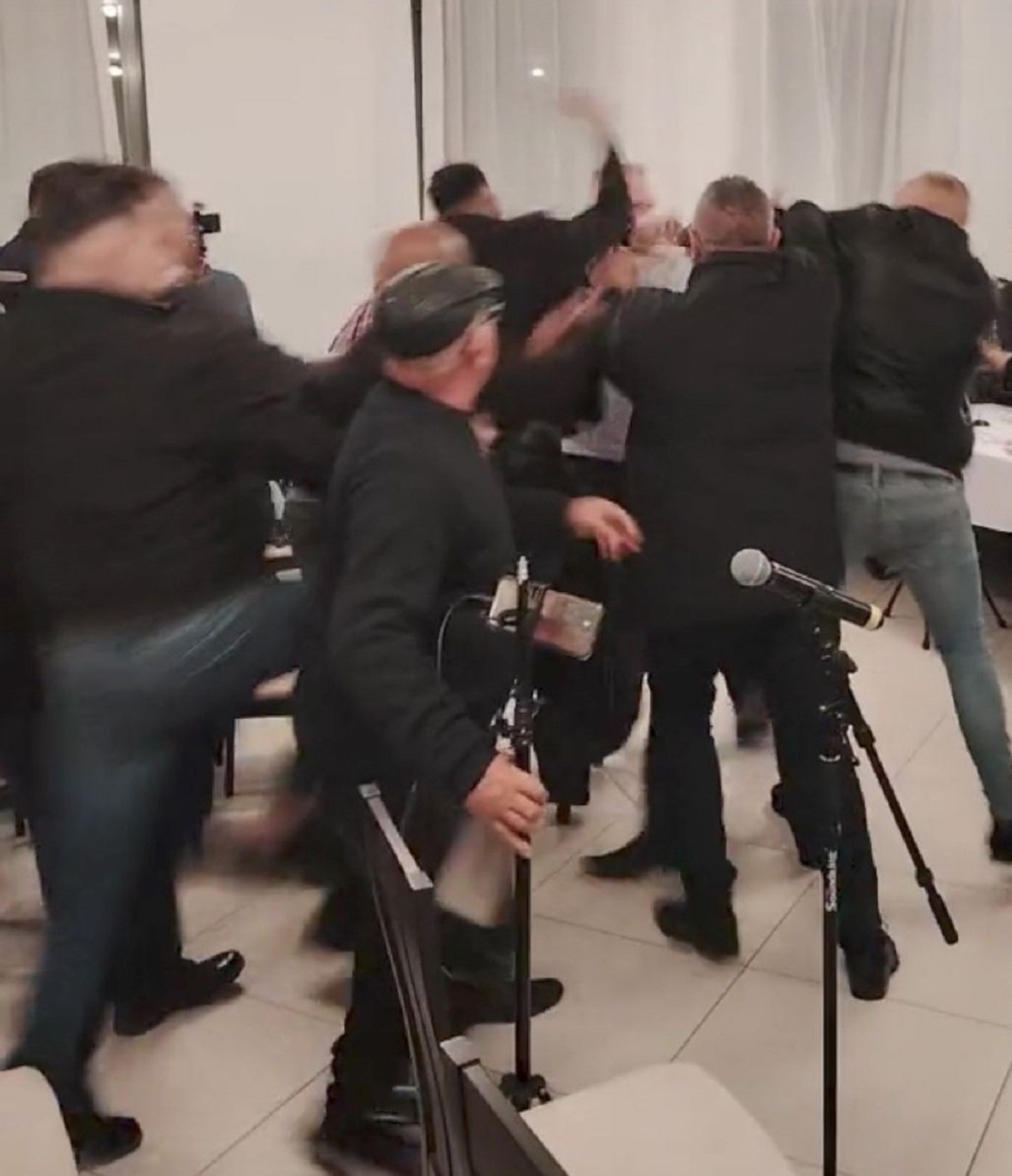 Verekedés tört ki a nagykállói önkormányzat október 30-i közmeghallgatásán