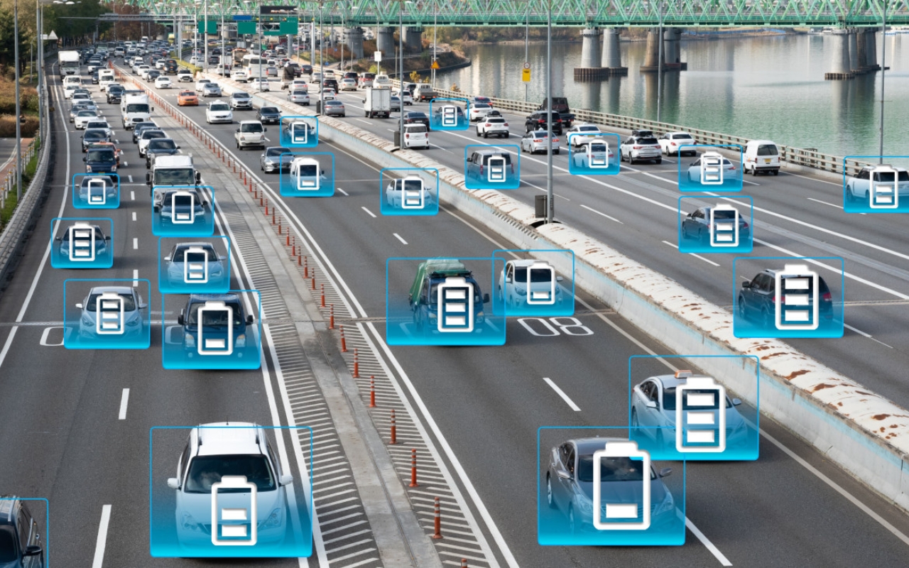 Már vezeték nélkül tölti az autókat az új autópályája