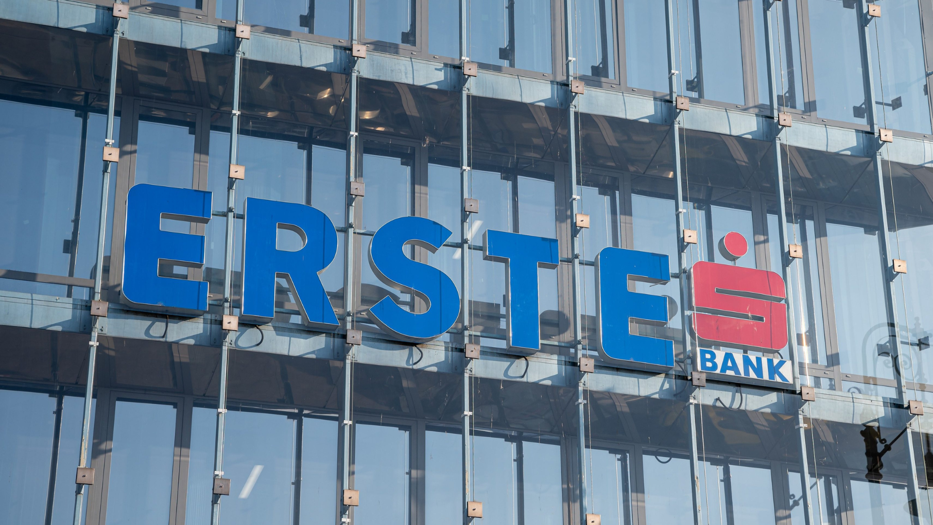 Hosszú leállás jön az Erste Banknál