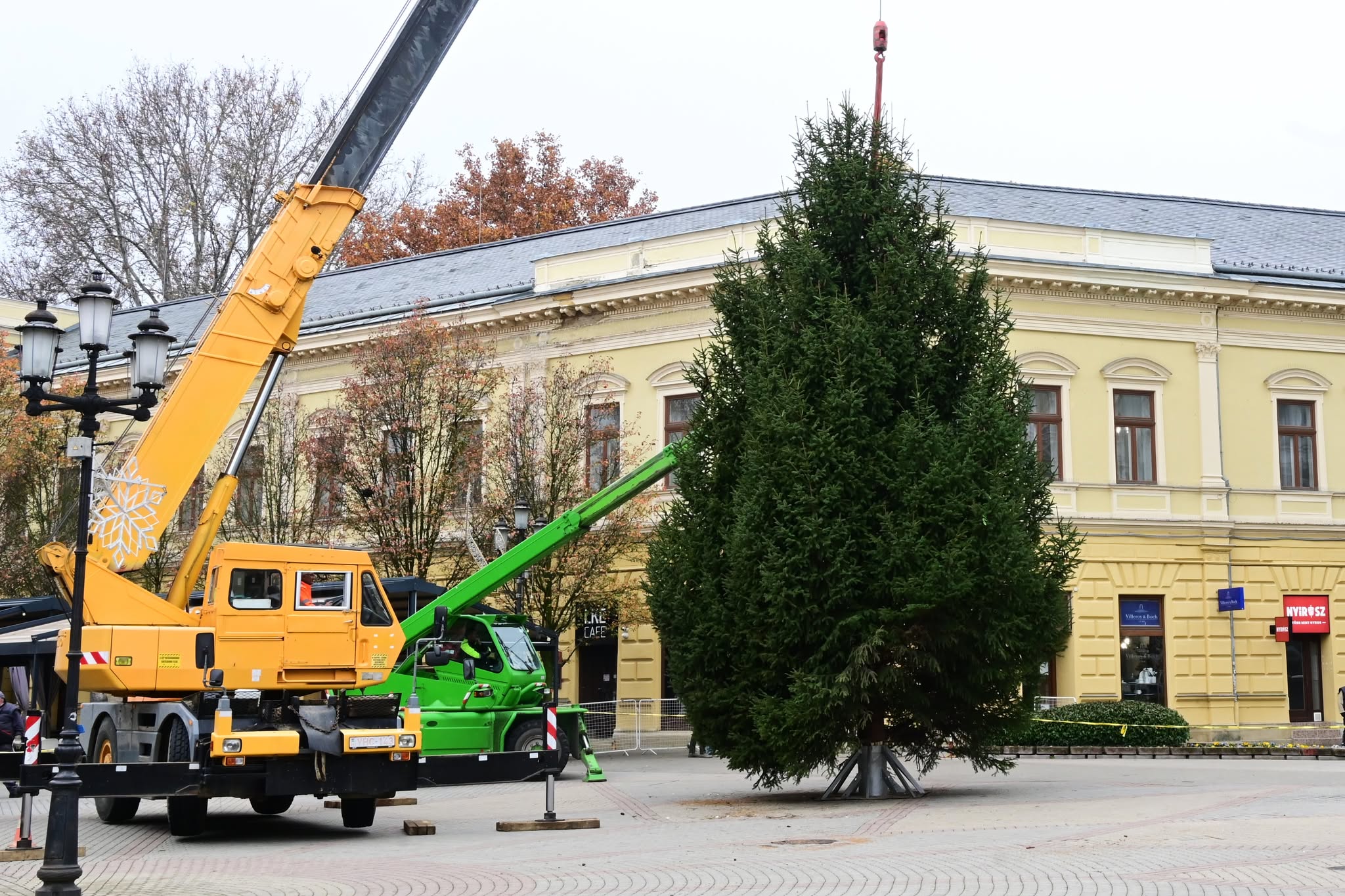 Megkezdődött a karácsonyi készülődés Nyíregyházán