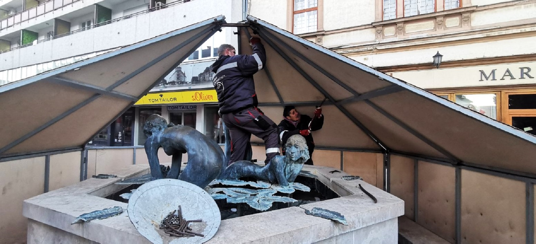 Új télikabátot kapott a Három Grácia