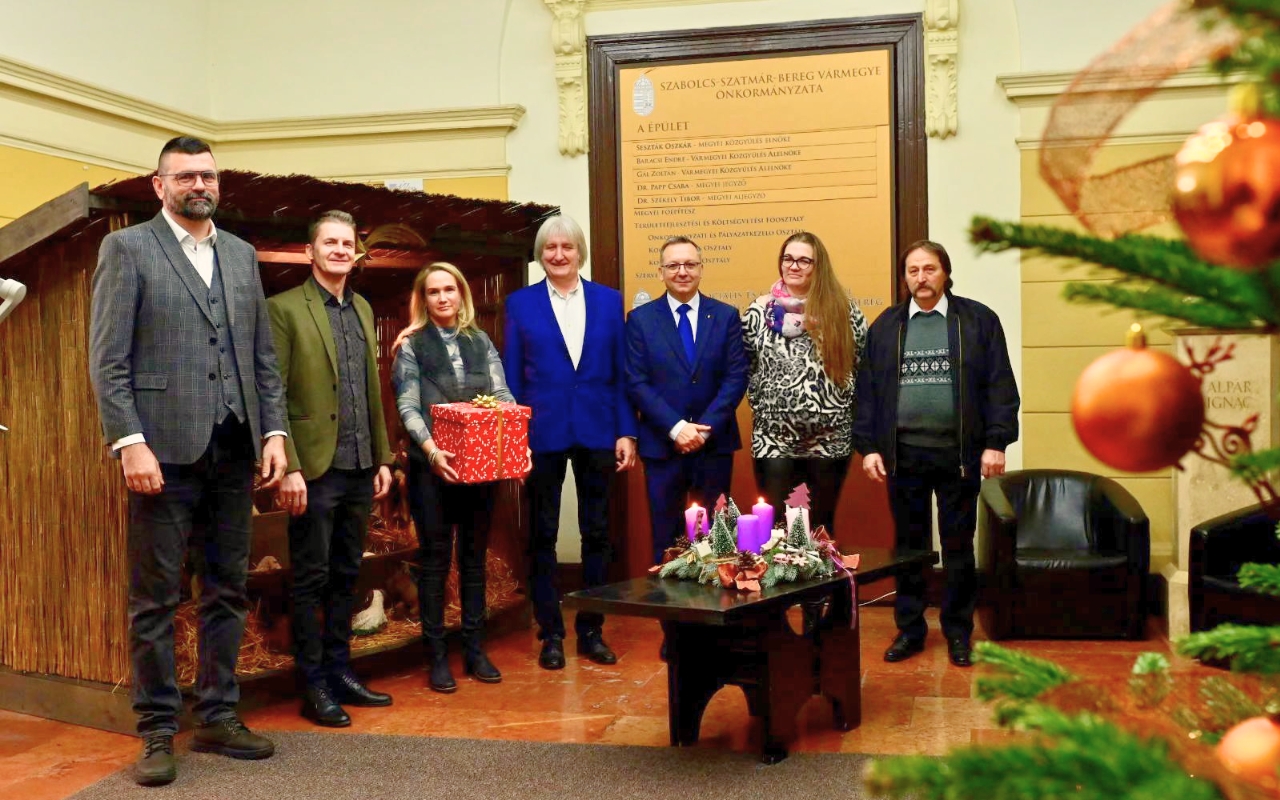 Ajándékok ezrei jutnak el rászoruló gyerekekhez a kormányhivatal gyűjtéséből 