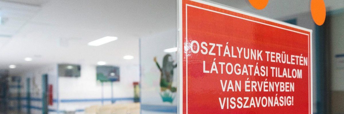 Újabb kórházakban rendeltek el látogatási tilalmat