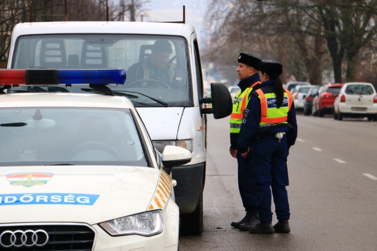 Tehergépkocsikat és buszokat fognak ellenőrizni a rendőrök