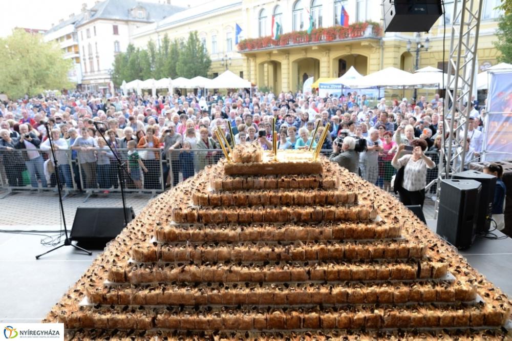 Ezerszeletes lesz a város tortája