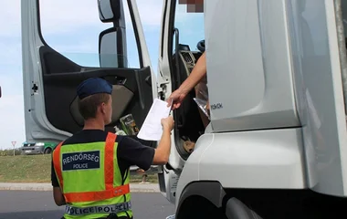 Teherautókat és buszokat ellenőriz a rendőrség a jövő héten