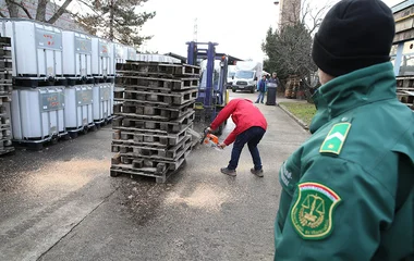 Hamis raklapból tüzelő a rászoruló családoknak