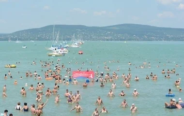 Féláron utazhatunk a Balaton-átúszásra