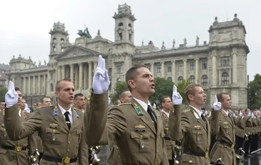 Csaknem 140-en tesznek katonai esküt