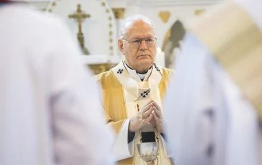 Hívek nélkül tartott szentmisét Erdő Péter bíboros