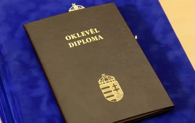 Postai úton is átvehetőek lesznek a diplomák