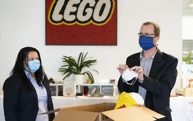 A LEGO is védőfelszereléseket adományozott Nyíregyháza önkormányzatának