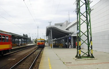 Hétfőtől a vonatállomásokon és a buszmegállókban is kötelező lesz maszkot viselni