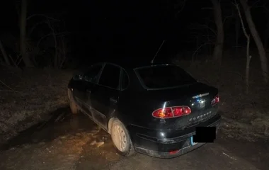 Járó motorral őrizetlenül hagyott autót tulajdonított el egy férfi