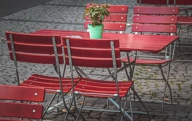 A vendéglátóhelyek szabályozott nyitvatartásáért demonstráltak