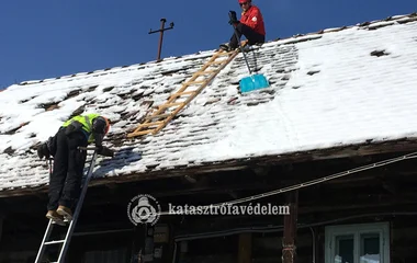 Földrengés után: tetőt fedtek, segítettek!