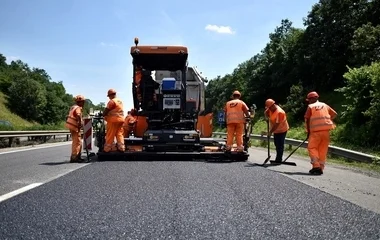 Több mint ezer kilométernyi útszakasz újulhat meg idén