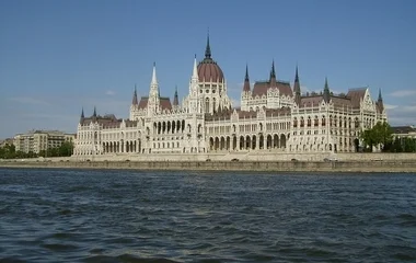 Kitűzik kedden az Országházra a lengyel lobogót