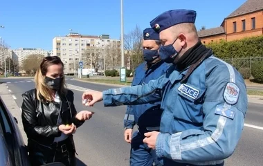 Csokitojást adtak a rendőrök a szabályosan közlekedőknek megyénk több településén